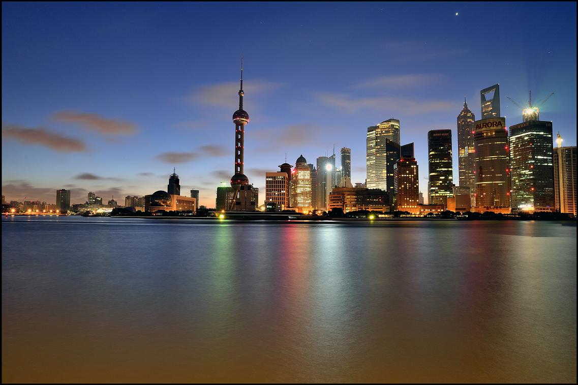 上海外滩 夜阑中的明珠塔.jpg