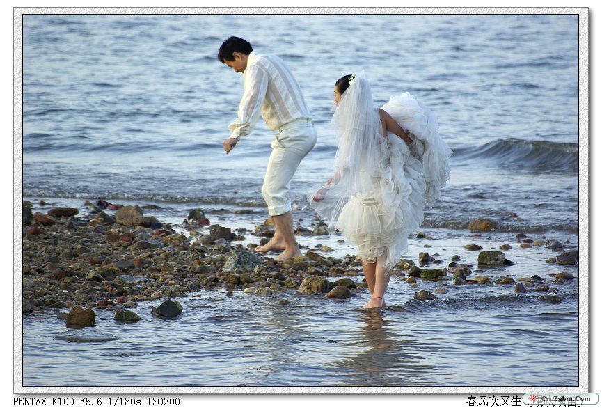拍婚纱照的新人.jpg